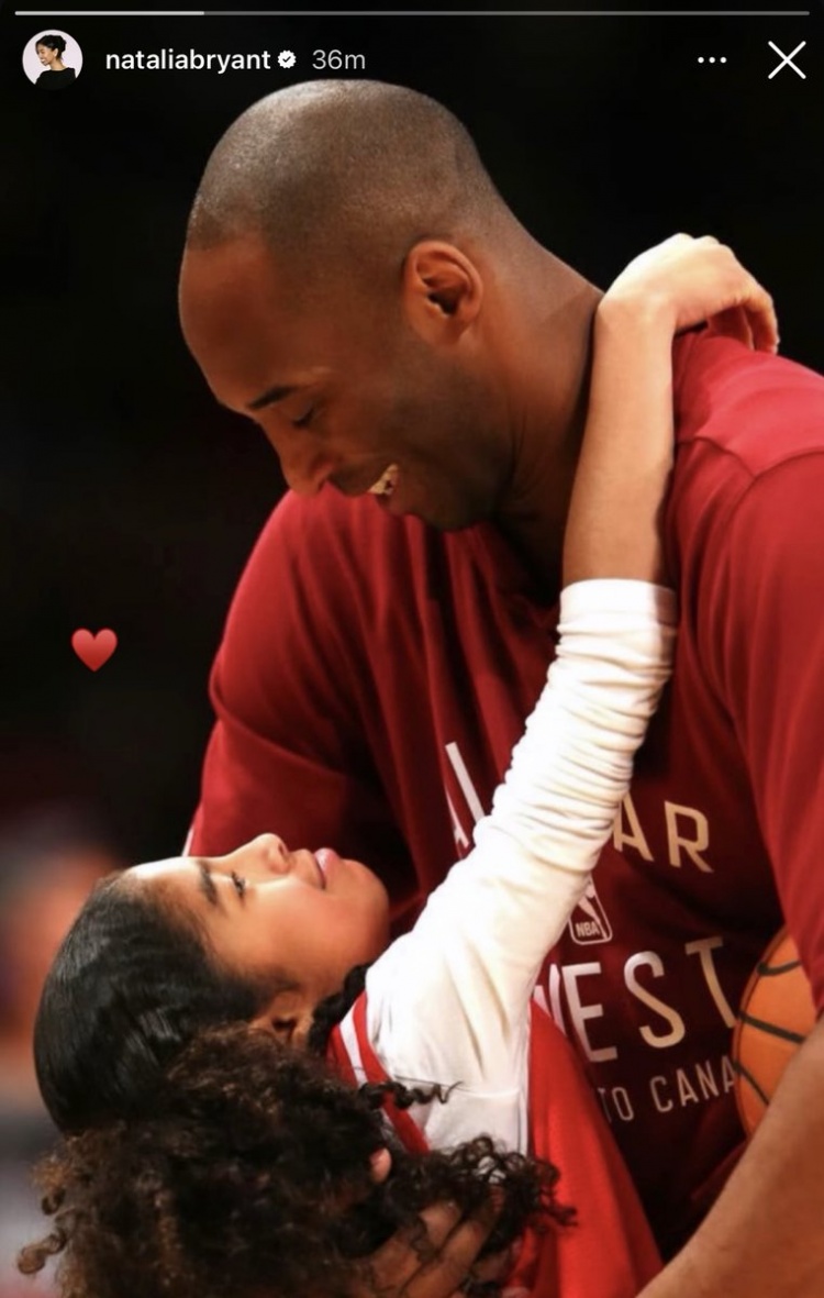 时间无法抚平思念！#科比大女儿发文缅怀#话题登上微博热搜第一位