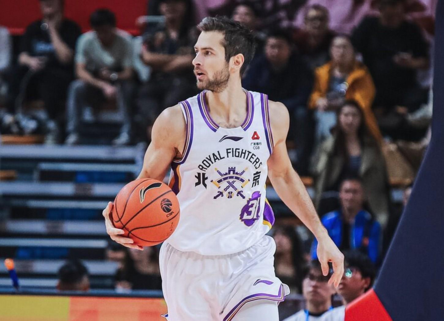 官方：北控取消外援托马斯-基兹林克的注册；赛季场均仅4.3分